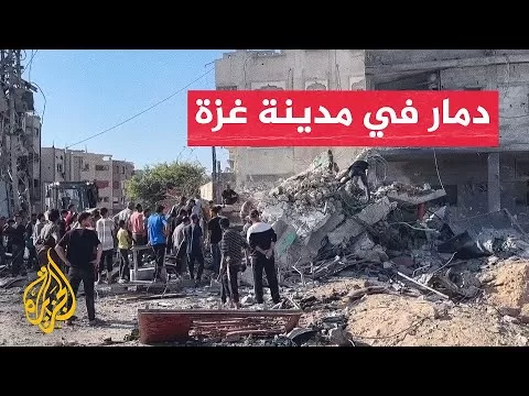 شاهد | البحث عن ناجين بعد غارة إسرائيلية على مدينة غزة