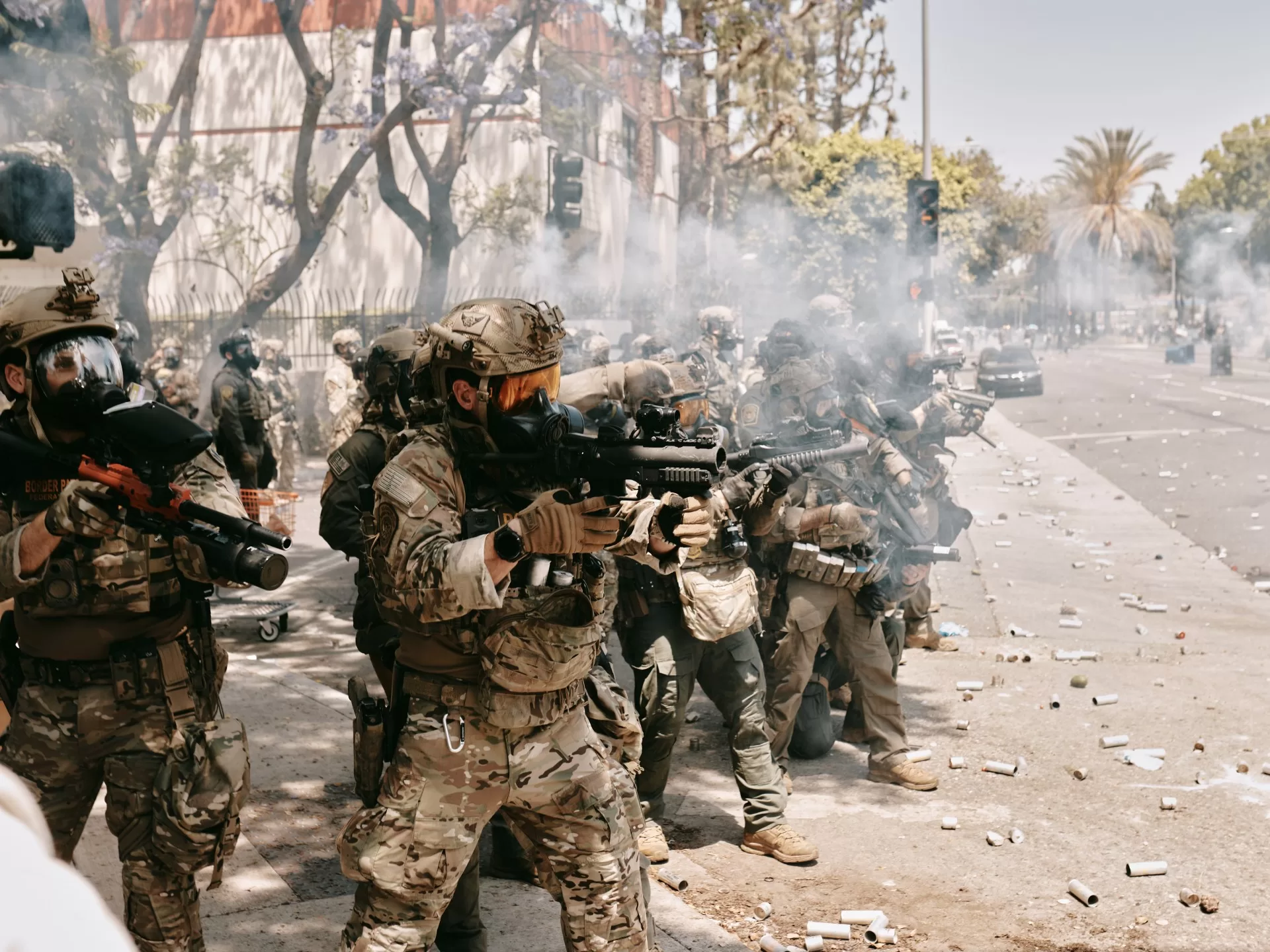 شرطة لوس أنجلوس تحظر التجمع وتراشق بين ترامب وحاكم كاليفورنيا