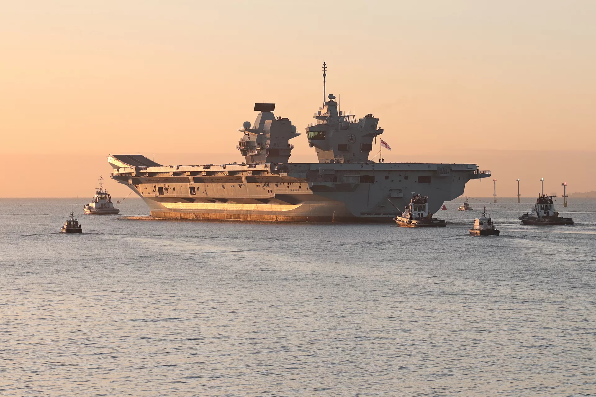 صحيفة روسية: حاملة الطائرات البريطانية الأكثر شهرة تتجه إلى الحوثيين للانتحار