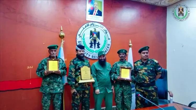 العميد الوالي يكرم جنديين من حزام أبين لأمانتهما في إعادة مبلغ مالي ومقتنيات ثمينة لصاحبها