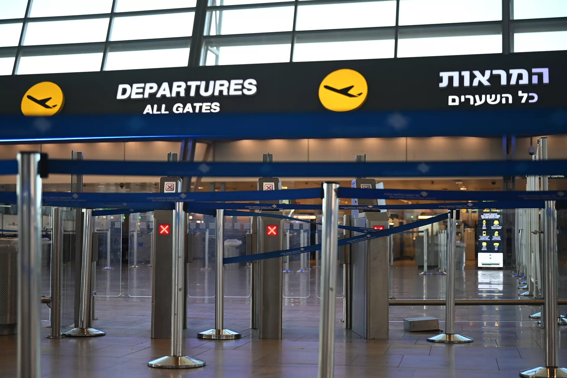 عزلة جوية بإسرائيل و مخاوف من الهجرة والعودة