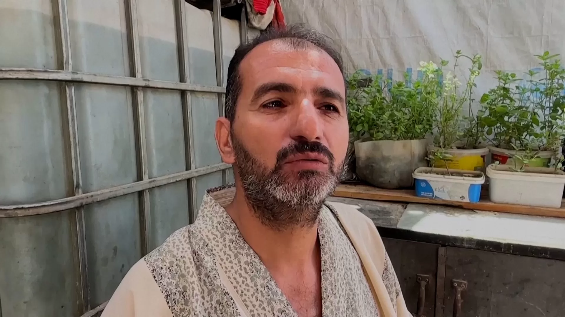 فلسطيني يتوق لأداء فريضة الحج ويعبر عن حزنه لعدم تمكنه من مغادرة غزة.