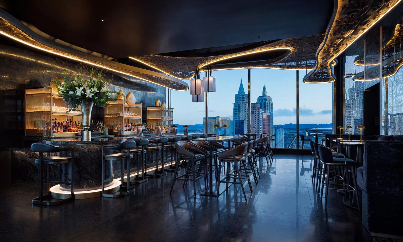 صورة قد تحتوي على بار طاولة طعام أثاث طاولة شخص مدينة وكرسي