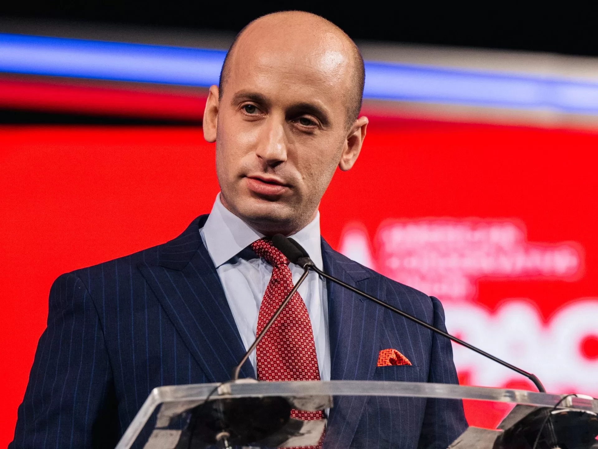 لوموند: ستيفن ميلر معاد للمهاجرين وعالم أفكار رئيسي في البيت الأبيض