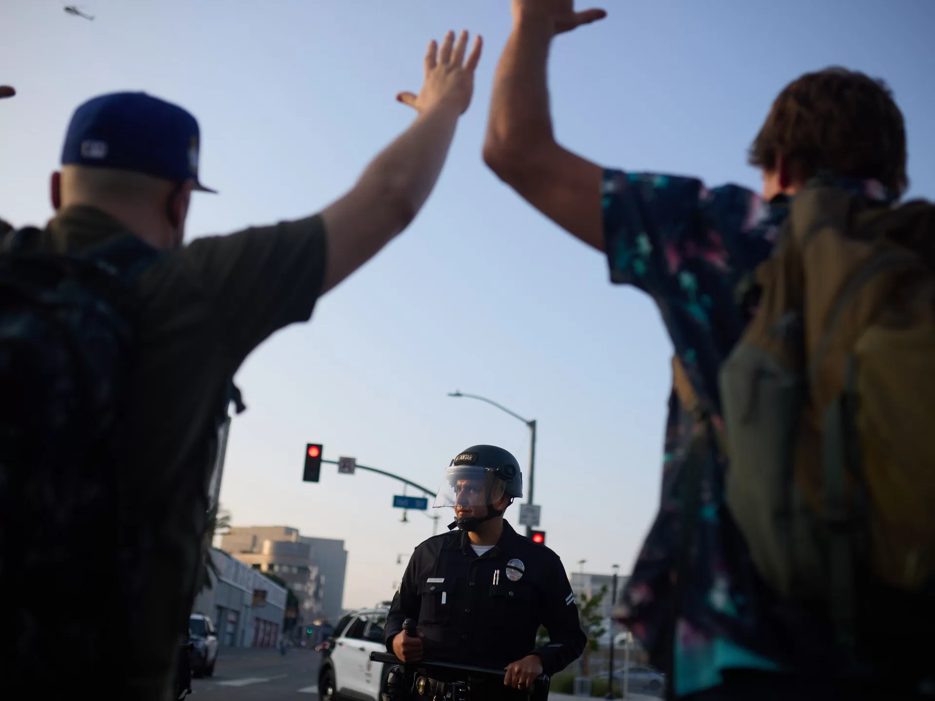 متظاهرو كاليفورنيا تنوعت أعراقهم وتوحدت مطالبهم