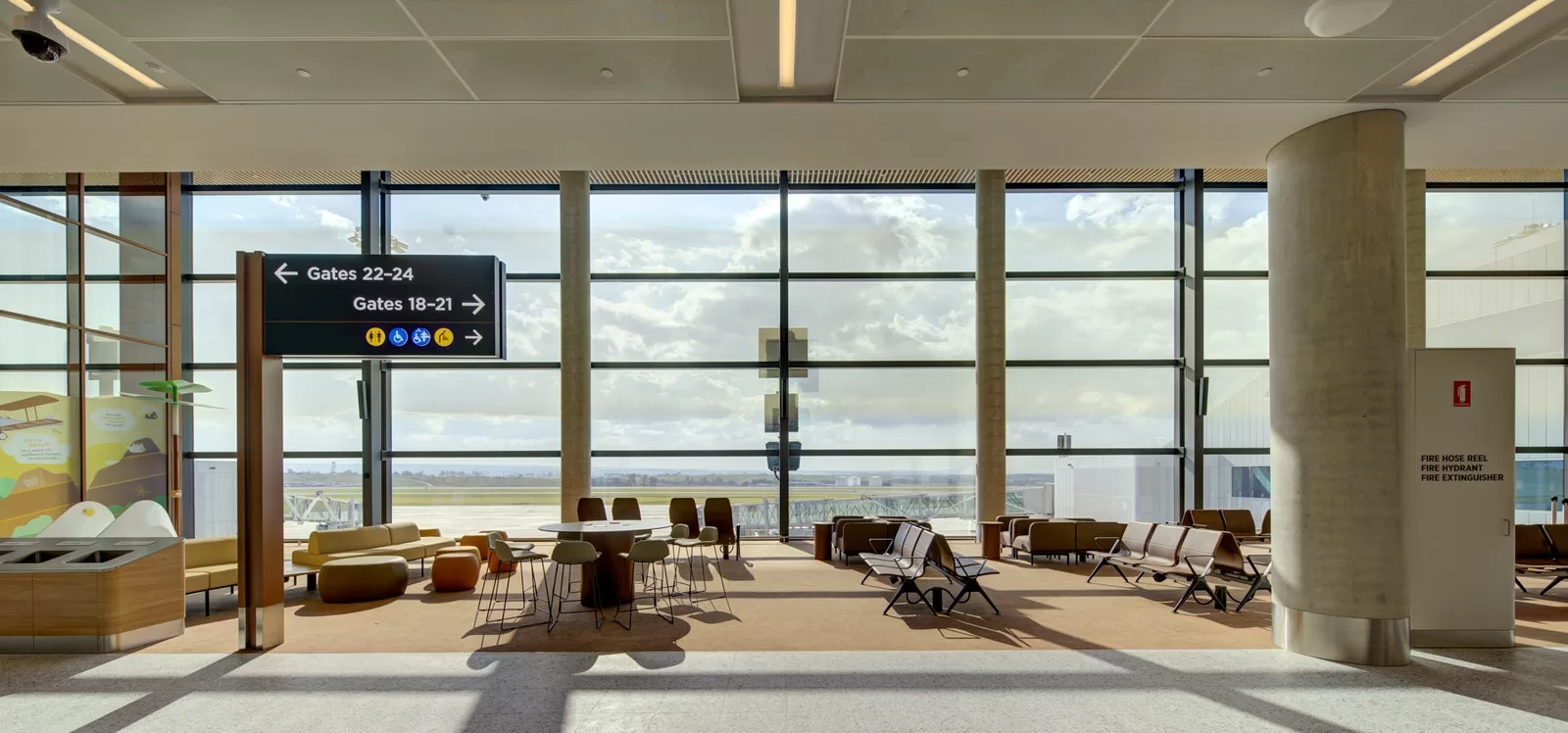 قد تحتوي الصورة على مطار صالة معمارية مبنى أثاث داخل منطقة انتظار ومطارات