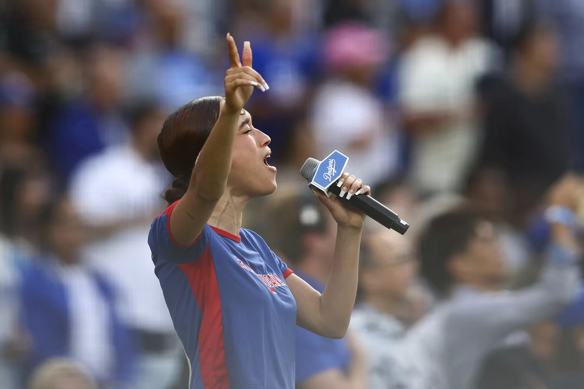 مغنية تردد النشيد الوطني الأميركي بالإسبانية بدل الإنجليزية "تضامنا مع المهاجرين"