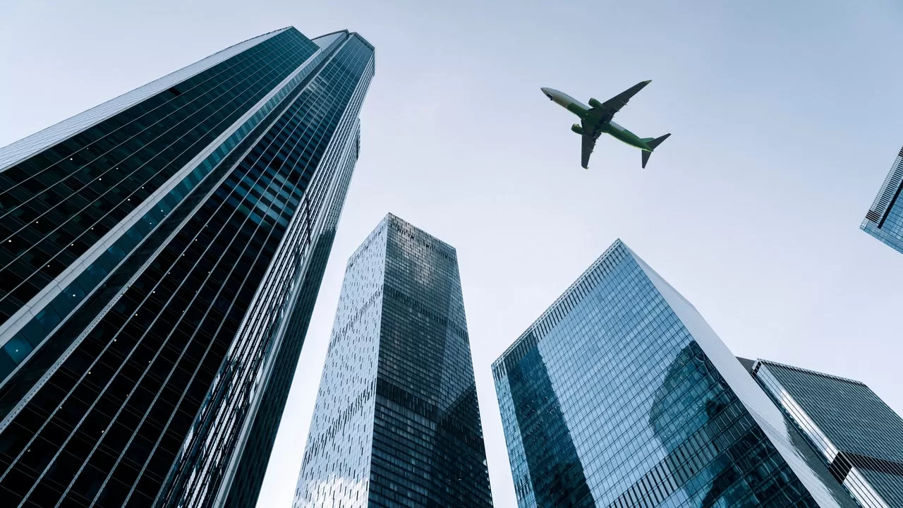 هل من الآمن السفر إلى دبي؟ أحدث المعلومات حول إغلاقات الأجواء، تأخيرات الرحلات، وتنبيهات الحكومة 1 Condé Nast Traveler