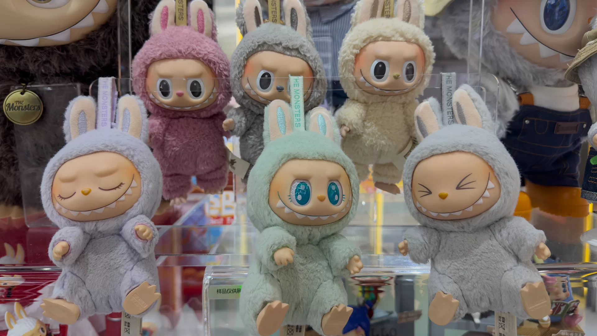 هوس “لابوبو”: مزاد يحقق 150 ألف دولار لبيع نسخة من الدمية الصينية