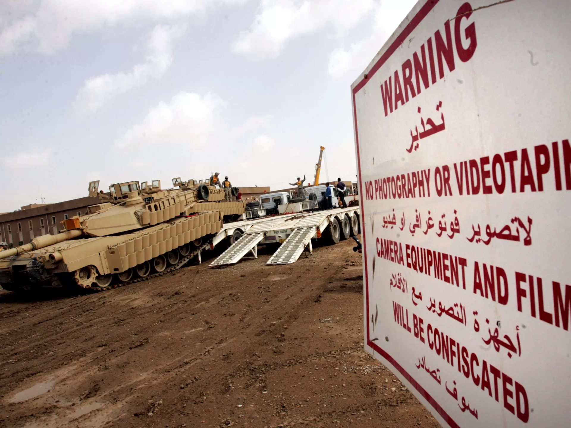 واشنطن تقرر تقليص وجودها في العراق وتأنذر المواطنين من السفر بعد استهداف منشآت إيرانية.