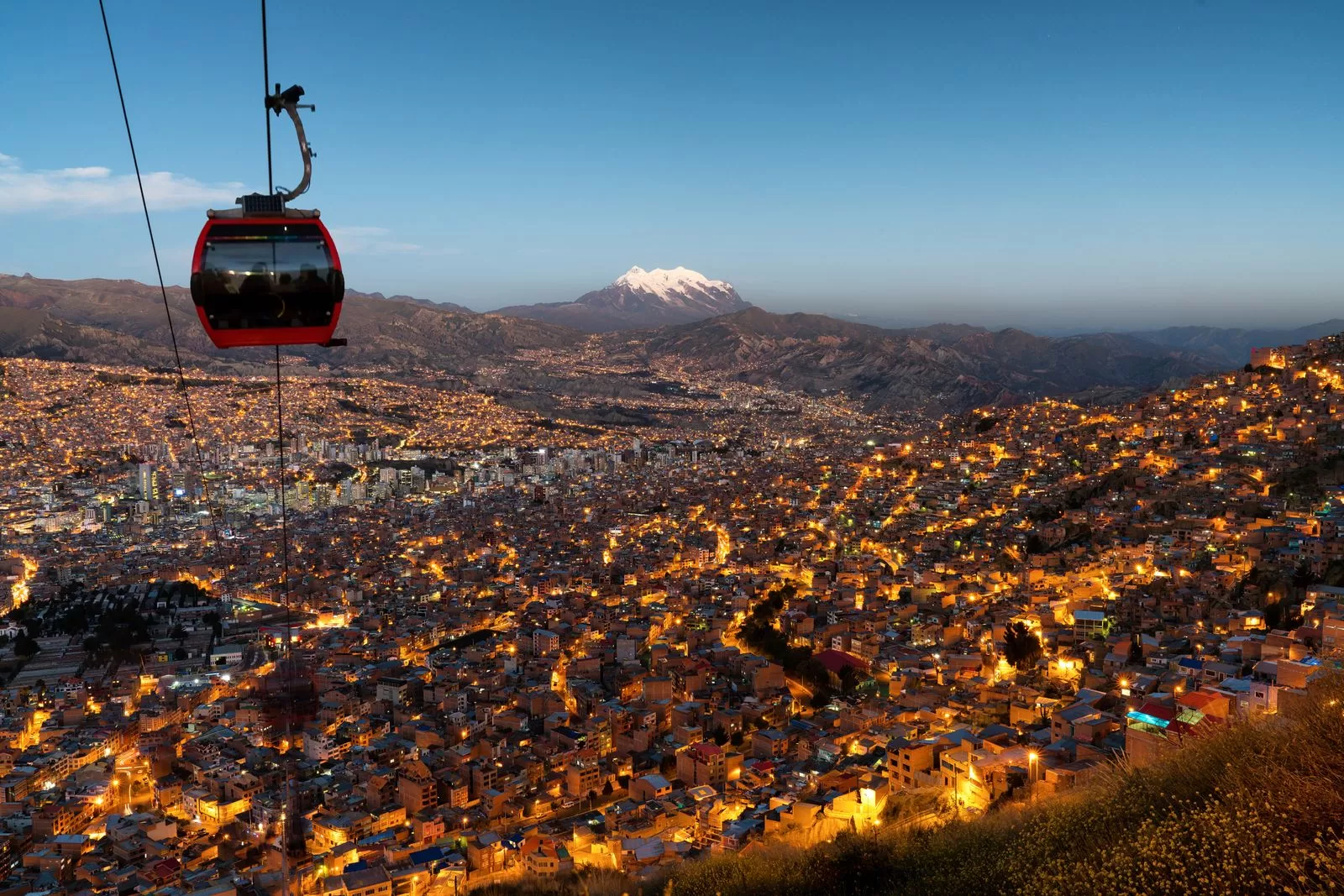 الصورة قد تحتوي على الهواء الطلق، طبيعة، ثلوج، وسائل النقل، ومركبة