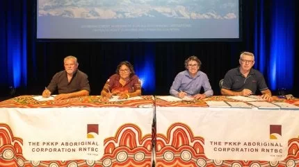 PKKP وريا تينتو يوقعان صفقة لعمليات خام الحديد