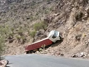 أحداث وردت الآن – انقلاب قاطرة نقل في نقيل الشيم الرابط بين قعطبة ومريس بعد إعادة فتح الطريق