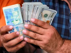 أزمة السيولة في غزة: “استراتيجية التجويع” وأداة الاحتلال السلبية من القصف إلى الجوع.