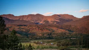 أفضل 13 مكانًا للإقامة في متنزه روكي ماونتن الوطني والمناطق المحيطة به