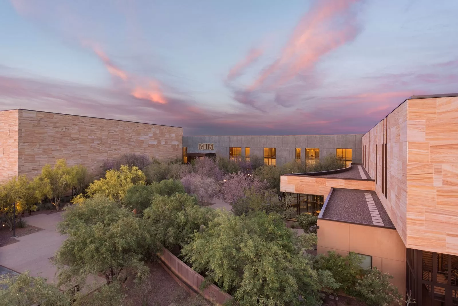 الصورة قد تحتوي على العمارة، المباني، المنازل، الفيلات، التصميم الداخلي، المدينة، الأماكن الخارجية، والوطنية