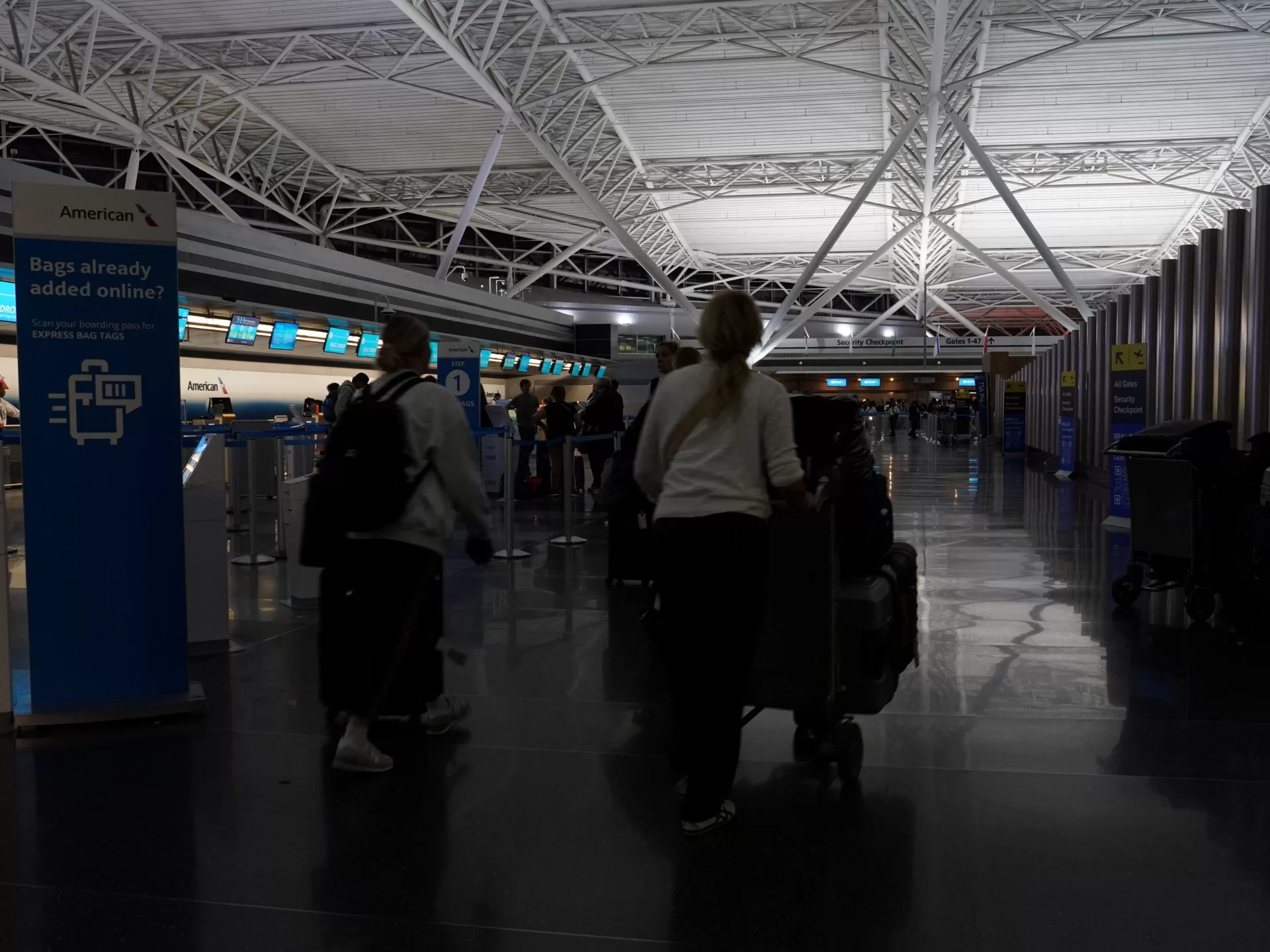 أميركا تحظر دخول مواطني 12 دولة فما ردود الأفعال؟