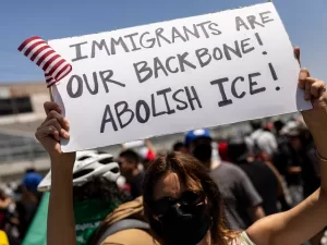 أميركا قد تفقد أكثر من تريليون دولار إذا غادر المهاجرون البلاد