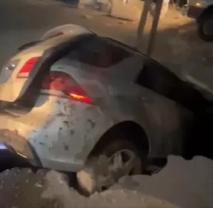 أنباء من وردت الآن – سيارة تسقط في حفرة صرف صحي وعلى متنها عائلة كاملة في صنعاء