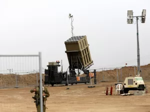 إسرائيل تت overlook سقوط صاروخ يمني في الضفة الغربية