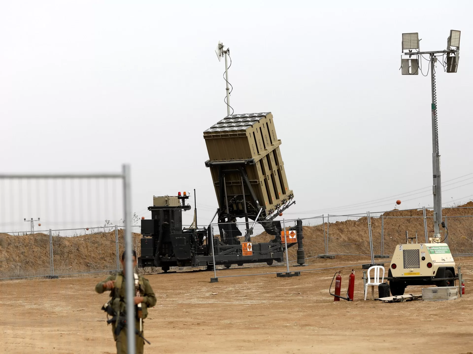 إسرائيل تت overlook سقوط صاروخ يمني في الضفة الغربية