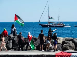 إسرائيل تقرر إبعاد 6 متطوعين من سفينة مادلين