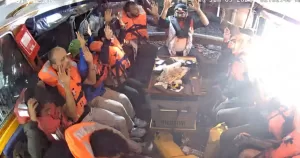 إسرائيل تقوم بترحيل 6 من نشطاء سفينة مادلين وتحتجز اثنين آخرين.