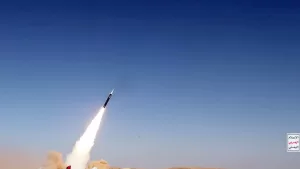 إطلاق صاروخ من اليمن وإسرائيل تتحدث عن هجمات منسقة. 
صاروخ يُطلق من اليمن وإسرائيل تشير إلى تنسيق في الهجمات