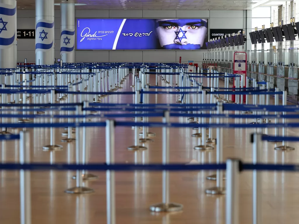 إغلاق مطار بن غوريون يدفع إسرائيليين للمغادرة برا