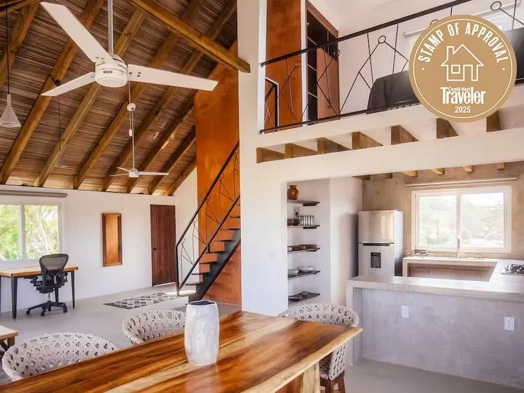 قد تحتوي الصورة على: أماكن داخلية، تصميم داخلي، عمارة، مبنى، منزل، سكن، شقة، غرفة، كرسي، أثاث، وخشب