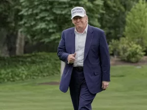 إيكونوميست: سياسات ترامب الحمائية تعرقل نمو المالية الأميركي