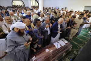 اخبار الأقاليم – مراسم جنازة مهيبة للحاج الشيباني ودفن جثمانه في مسقط رأسه بتعز