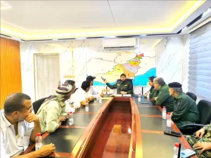 اخبار المقاطعات – في إطار دعم جهود شركة النفط في عدن.. مدير أمن لحج يجتمع بلجنة مك