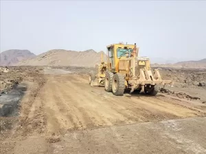 اخبار المناطق – استمرارية أعمال صيانة الطريق الدولي في منطقة العرقوب بمحافظة أبين بدعم من ا