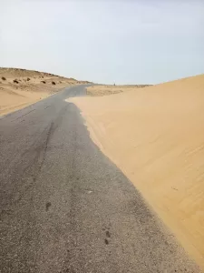 اخبار المناطق: الرمال المتحركة تستحوذ على الطريق الدولي بين عين بامعبد وعزان وعتق، ومتاعب موجهة نحو الإغلاقات.