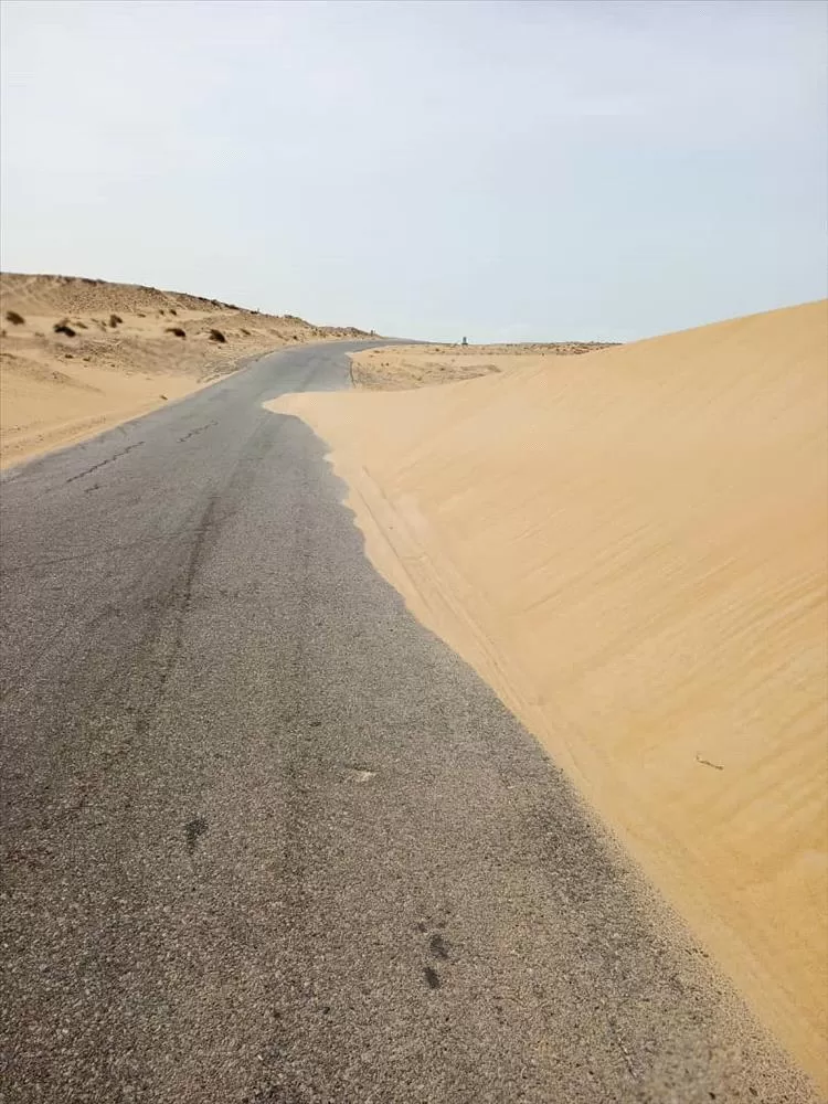 الرمال المتحركة تغزو الخط الدولي عين بامعبد - عزان - عتق وفي مرمى الإغلاق التام