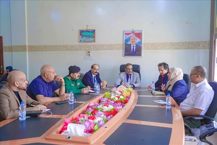 اللجنة الوطنية للتحقيق تلتقي بالسلطة المحلية والأمنية في شبوة وتشيد بالتكامل المؤسسي واحترام حقوق الإنسان