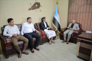 اخبار المناطق – اليافعي يلتقي أعضاء مبادرة تأهيل خط أبين الدولي من شباب الإعلام.