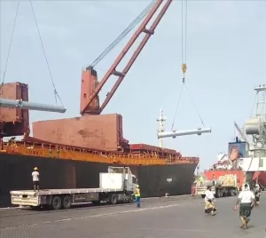 اخبار المناطق – انطلاق تحميل Towers نقل الطاقة لمحطة الطاقة الشمسية الإماراتية الخاصة بشبوة