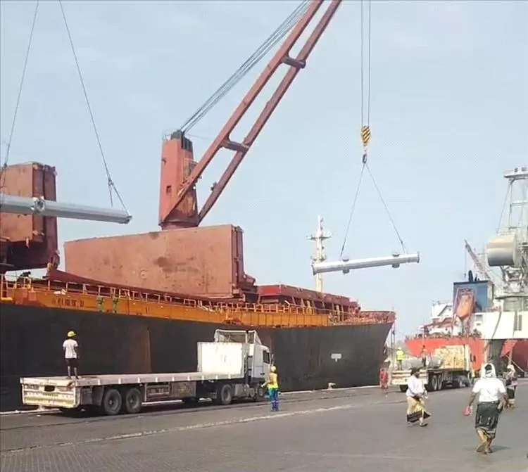 بدء تحميل أبراج نقل الطاقة لمحطة الطاقة الشمسية الإماراتية المخصصة لشبوة من ميناء المعلا