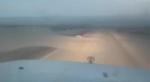 اخبار المناطق – تحذيرات بشأن تهديد الرمال المتحركة لسيارات المسافرين في المهرة