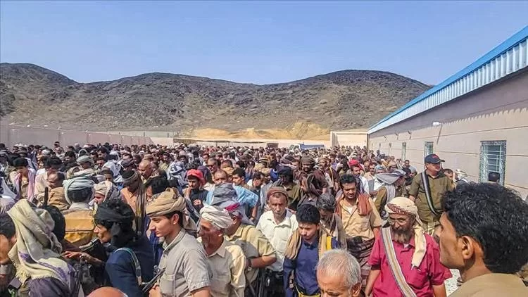 قيادة السلطة المحلية والأمنية بشبوة تتقدم مشيّعي الشهيد حسين الهرش الخليفي وتستنكر الجريمة النكراء