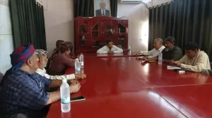 اخبار المناطق – محافظ أبين يجتمع بلجنة مبادرة طريق ثرة ويشدد على دعم المحافظة لمبادراتهم