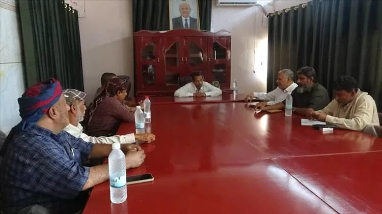 محافظ أبين يلتقي لجنة مبادرة طريق ثرة ويؤكد دعم المحافظة لجهودهم