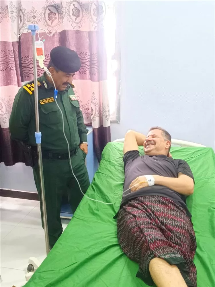 مدير عام شرطة شبوة يطمئن على صحة قائد محور عتق