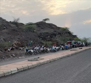 اخبار المناطق – نقطة اتصال لتوفير الشبكة العنكبوتية: يمنيون ينامون في العراء بين القبيطة والراهدة.