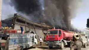 اخبار المناطق – نيران ضخمة ت devastation مركز تسوق في حضرموت