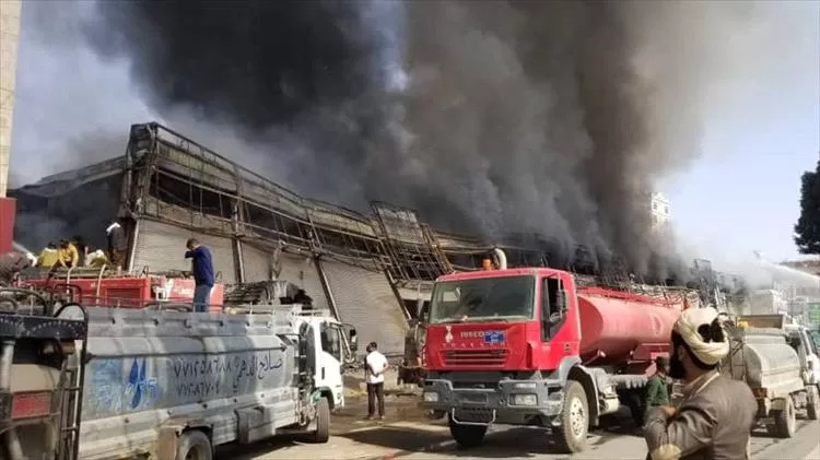 حريق هائل يلتهم مركزًا تجاريًا في حضرموت