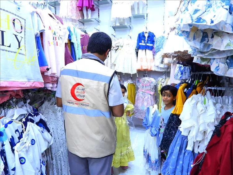 هلال الإمارات يبدأ توزيع كسوة العيد على الأيتام في شبوة