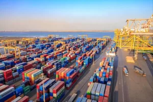 اخبار عدن – ازدحام الشاحنات في ميناء عدن يزيد من حدة أزمة التوريد ويهدد بارتفاع أسعار المواد الغذائية.